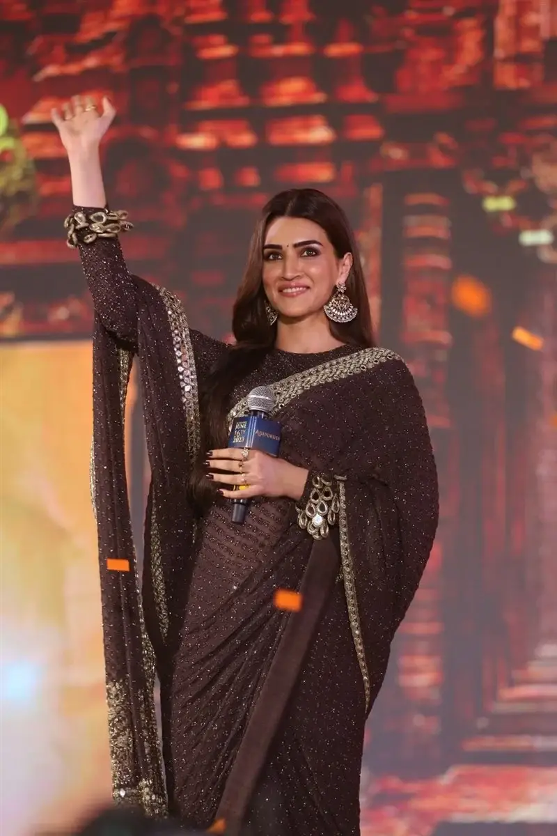 ACTRESS KRITI SANON IN BLACK SAREE AT ADIPURUSH MOVIE PRE RELEASE EVENT 20